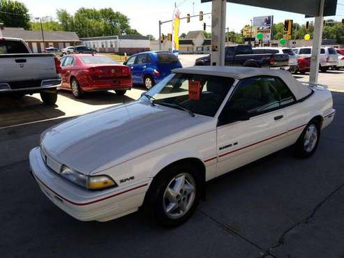 1992 PONTIAC SUNBIRD SE EZ FINANCING AVAILABLE - cars & trucks - by... for sale in Springfield, IL