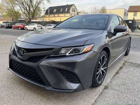 2020 Toyota Camry SE Gry/blk just 20k miles clean title paid off New for sale in Baldwin, NY