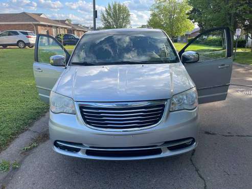 2011 Chrysler town country limited for sale in Saint Louis, MO