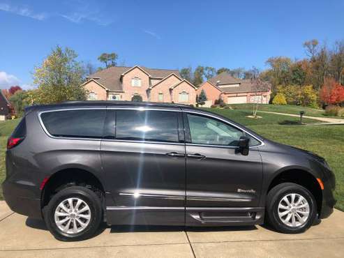 2017 Chrysler Pacifica BRAUN Wheelchair Handicap Van ONLY 9K Miles!... for sale in Pittsburgh, PA