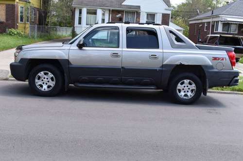 2003 Chevrolet Avalanche 4x4 121k miles 4000 - - by for sale in Detroit, MI