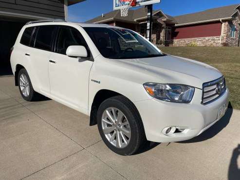 2008 Toyota Highlander - cars & trucks - by owner - vehicle... for sale in Sioux City, IA
