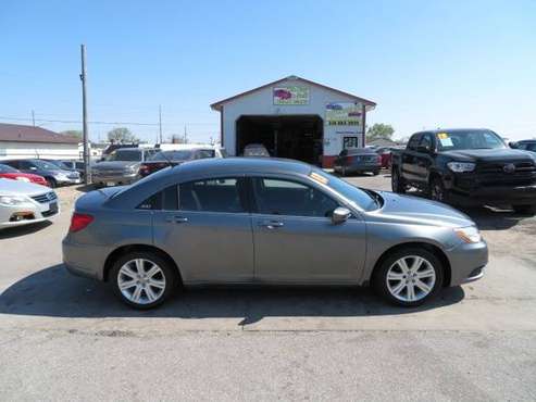 2013 Chrysler 200 4dr Sdn Touring 161, 000 miles 3, 700 - cars & for sale in Waterloo, IA