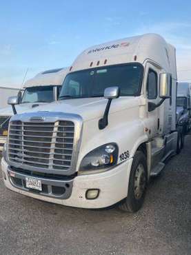 FREIGHTLINER - cars & trucks - by owner - vehicle automotive sale for sale in Gurnee, IL