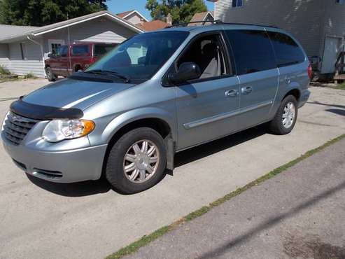 CHRYSLER town and country/CARAVAN 2005 for sale in Aberdeen, SD