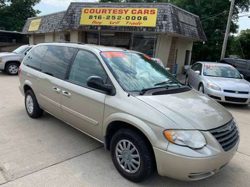 2006 Chrysler Town and Country LX - cars & trucks - by dealer -... for sale in Independence, MO 64053, MO