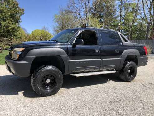 2OO2 CHEVROLET AVALANCHE K15OO 4 x 4 CREW-CAB PICKUP - cars & for sale in Pesotum, IL