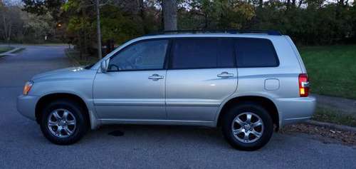 2005 TOYOTA HIGHLANDER 4X4 7 PASSENGER SILVER FULL POWER RUNS GREAT... for sale in Plainview, NY