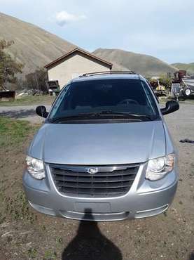 2006 Chrysler town and country van for sale in Bellevue, ID