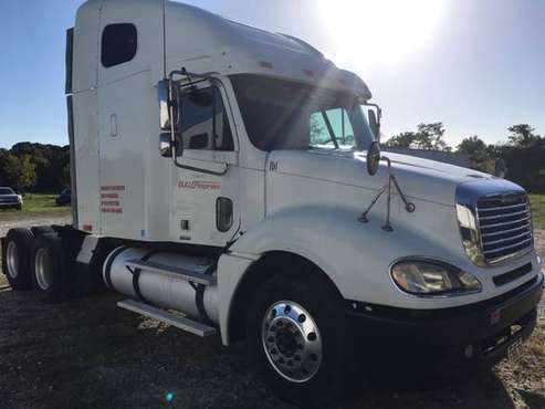 Semi truck Freightliner 2005 - cars & trucks - by owner - vehicle... for sale in Oneco, FL