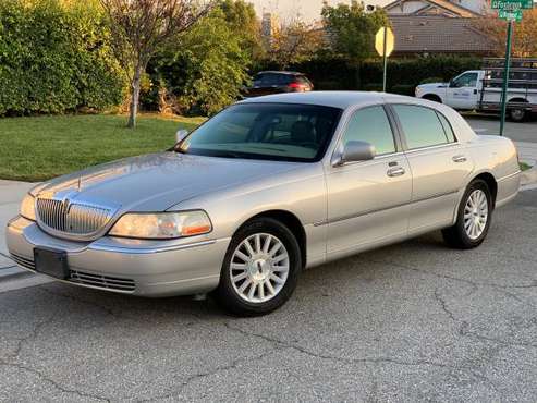Lincoln Town Car "Signature" * EXCELLENT CONDITION* - cars & trucks... for sale in Ontario, CA