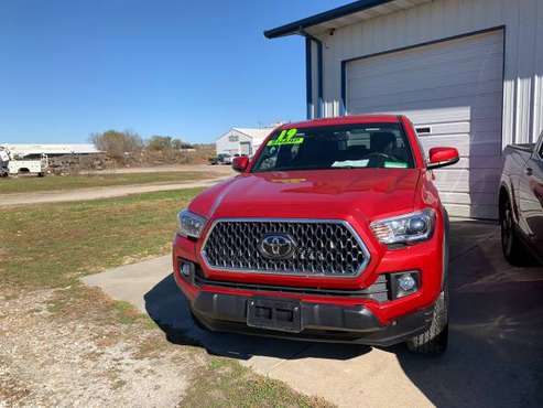 2019 Toyota Tacoma crew cab 4x4 - cars & trucks - by dealer -... for sale in ottumwa, IA