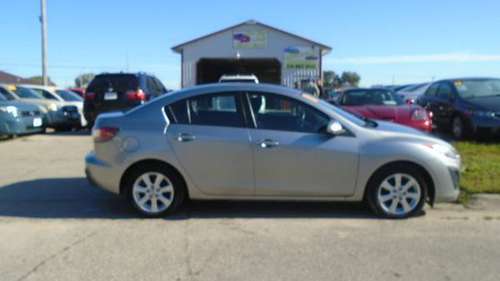 2011 mazda 3 clean car 81,000 miles $6600 for sale in Waterloo, IA