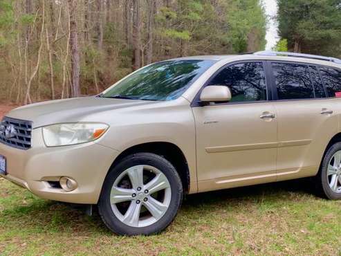 Extra clean Toyota Highlander - cars & trucks - by owner - vehicle... for sale in Blackstone, VA