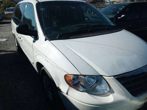 05 Chrysler town and country - cars & trucks - by owner - vehicle... for sale in Temple Hills, District Of Columbia