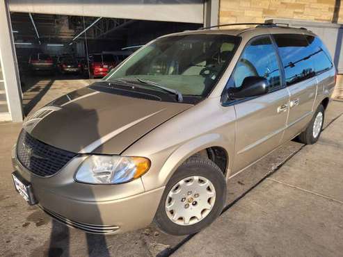 2002 CHRYSLER TOWN AND COUNTRY - - by dealer - vehicle for sale in MILWAUKEE WI 53209, WI