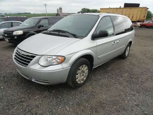 2006 Chrysler Town & Country - cars & trucks - by dealer - vehicle... for sale in Dorchester, WI