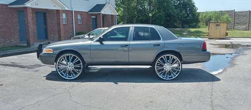 2010 Ford Crown Victoria on 28in rims for sale in Hopkins, SC