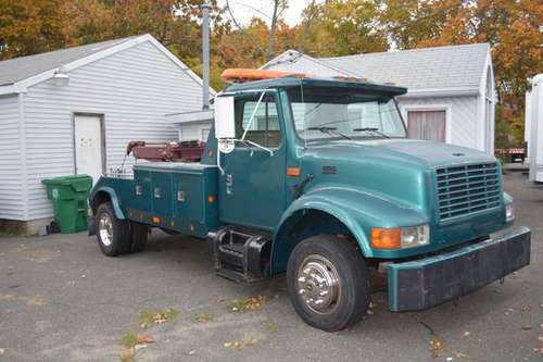 1996 INTERNATIONAL 4100 DT 466E TOW TRUCK - cars & trucks - by owner... for sale in Chicopee, MA