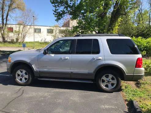 FORD EXPLORER 4WD SUV, 2005, 126 THOUSAND MILES, CLEAN - cars & for sale in Watertown, MA