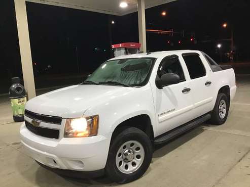 White 2007 Chevy Avalanche LS 4X4 Truck - cars & trucks - by dealer... for sale in Dallas Center, IA