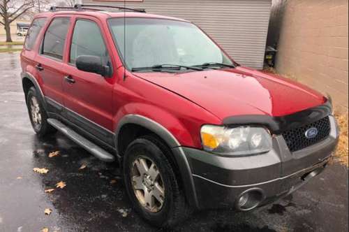 ★ 2005 FORD ESCAPE 4 X 4 SUV - cars & trucks - by owner - vehicle... for sale in Champaign, IL
