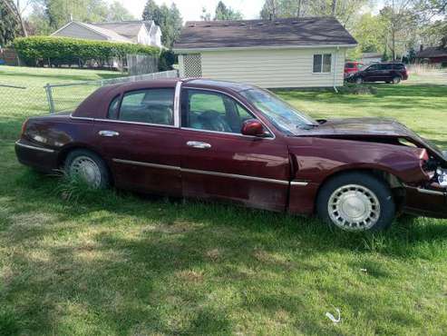 Mechanic Special) 2000 Lincoln Town Car MUST GO! for sale in White Lake, MI