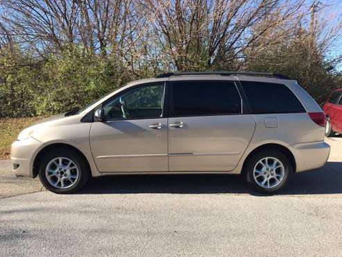 04 Toyota Sienna All Wheel Drive - cars & trucks - by owner -... for sale in Chicago, IL