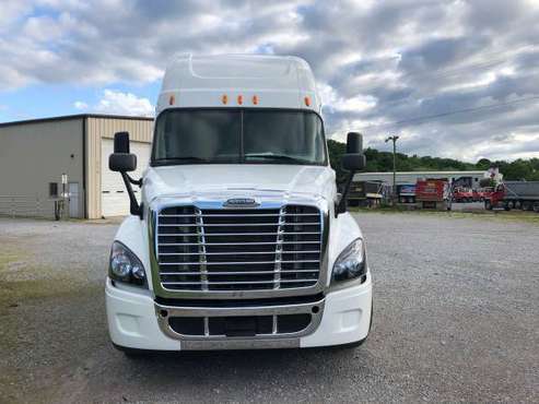2017 freightliner cascadia, low miles , obo for sale in Knoxville, NC