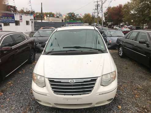 2006 Chrysler Town And Country for sale in Bay Shore, NY