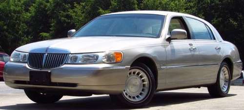 2002 Lincoln Town Car - cars & trucks - by owner - vehicle... for sale in Palm Beach Gardens, FL