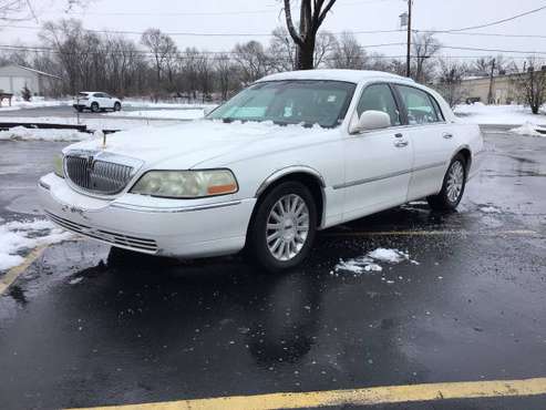 2003 Lincoln town car signature series like new - - by for sale in Frankfort, IL