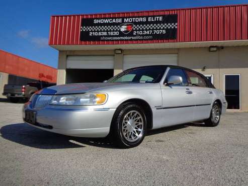 Clearance / Lincoln Town Car / Super Clean / 68k miles - cars &... for sale in San Antonio, TX