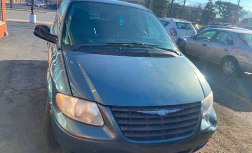 2005 Chrysler town and country - cars & trucks - by dealer - vehicle... for sale in Oak Forest, IL