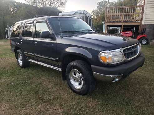 2000 Ford Explorer -- 4x4 -- Nice truck for sale in Knoxville, TN