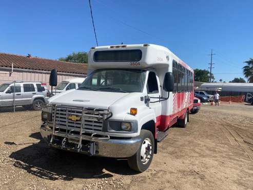 2009 Chevrolet 5500 27 passenger bus with wheel chair lift - cars & for sale in Lodi , CA