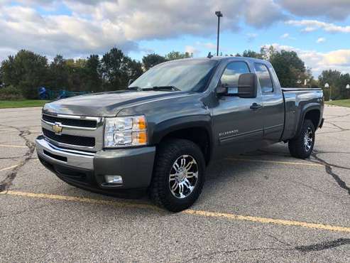 Nice! 2011 Chevy Silverado 1500! 4x4! Ext Cab! Powerful! for sale in Ortonville, MI