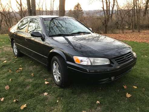 ** TOYOTA CAMRY LE - RARE 5-SPEED MANUAL TRANS ** - cars & trucks -... for sale in New Kensington, PA