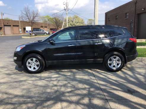 2010 Chevrolet Traverse awd dvd like new 50 k on engine - cars & for sale in Glendale Heights, IL