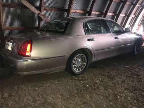 2002 Lincoln Town Car - cars & trucks - by owner - vehicle... for sale in Leola, SD