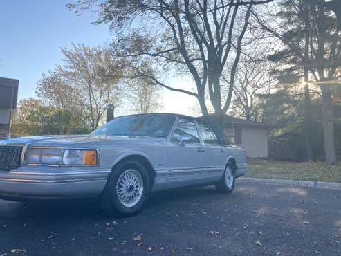 1991 Linclon town car signature series runs and looks excellent -... for sale in Glendale Heights, IL