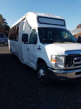 2012 ford e450 28 passenger van for sale in South Windsor, CT