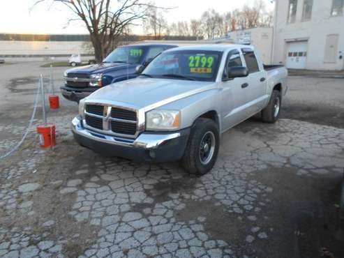 2005 Dodge dakota slt 4.7 4x4 crew - cars & trucks - by dealer -... for sale in Rockford, WI