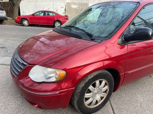 Chrysler town n country 2007 - cars & trucks - by owner - vehicle... for sale in Chicago, IL