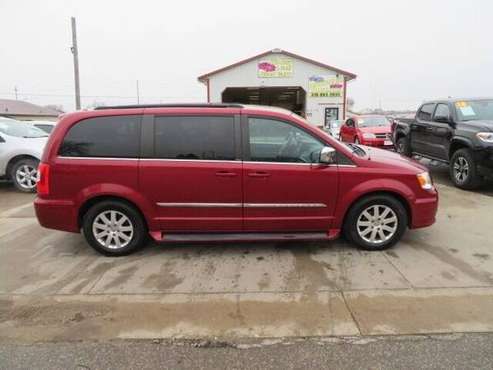 2011 Chrysler Town & Country 102, 000 Miles 7, 750 - cars & for sale in Waterloo, IA
