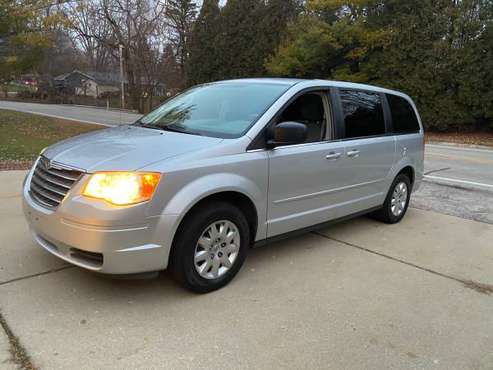 2009 Chrysler town and country minivan - cars & trucks - by owner -... for sale in milwaukee, WI