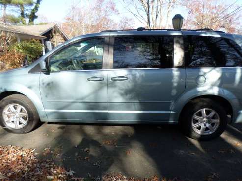 CHRYSLER TOWN AND COUNTRY 2008 - cars & trucks - by dealer - vehicle... for sale in Rocky Point, NY