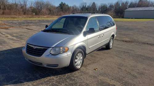 2006 Chrysler Town and Country Touring NO ACCIDENTS - cars & trucks... for sale in Grand Blanc, MI