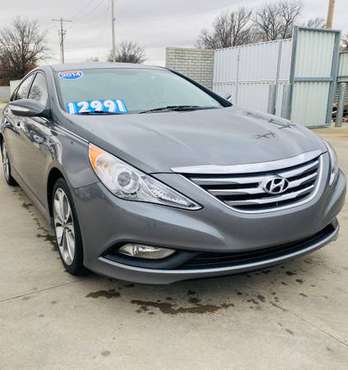 EXTREMELY CLEAN 2014 HYUNDAI SONATA SE - cars & trucks - by dealer -... for sale in Wichita, KS
