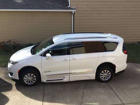 2019 Chrysler Pacifica BraunAbility Wheel Chair Van for sale in Williamstown, WV